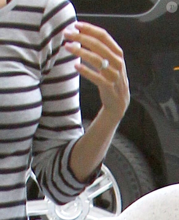 Jolie bague de fiançailles pour Jacqui Ainsley, à l'aéroport Lax de Los Angeles, le mardi 9 octobre 2012.