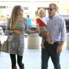 Guy Ritchie et sa fiancée Jacqui Ainsley, à l'aéroport Lax de Los Angeles, en compagnie de leur petit Rafael, le mardi 9 octobre 2012.