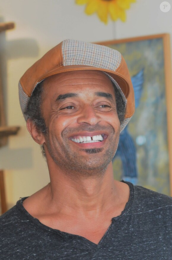 Yannick Noah lors d'une vente aux enchères pour Les Restos du Coeur à Ouveillan, le 5 juillet 2012