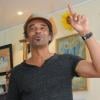 Yannick Noah lors d'une vente aux enchères pour Les Restos du Coeur à Ouveillan, le 5 juillet 2012