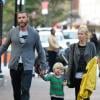 Une famille soudée ! Naomi Watts et Liev Schreiber vont chercher leurs fils à l'école et les emmènent promener. New York, le 11 octobre 2012.
