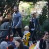 Naomi Watts et Liev Schreiber vont se promener au parc avec leurs fils après l'école. New York, le 11 octobre 2012.