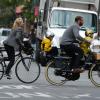Naomi Watts et son mari Liev Schreiber emmènent leurs deux fils faire du vélo après l'école dans les rues de New York. Le 11 octobre 2012.