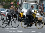 Naomi Watts, chic en vélo, profite des trois hommes de sa vie