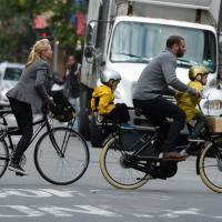 Naomi Watts, chic en vélo, profite des trois hommes de sa vie