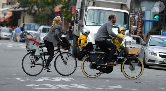 Naomi Watts et son mari Liev Schreiber emmènent leurs deux fils faire du vélo après l'école dans les rues de New York. Le 11 octobre 2012.