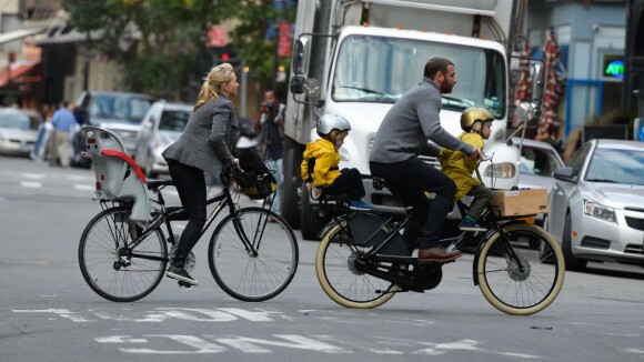 Naomi Watts, chic en vélo, profite des trois hommes de sa vie