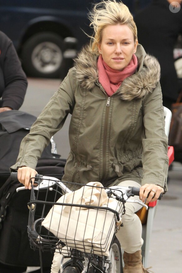 Naomi Watts, maman épanouie à vélo. New York, le 12 octobre 2012.