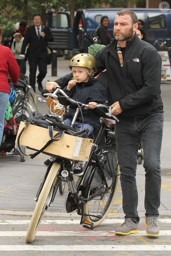 Naomi Watts et son mari Liev Schreiber font une promenade en vélo avec leurs fils Alexander et Samuel. NewYork, le 12 octobre 2012.