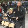 Naomi Watts et son mari Liev Schreiber font une promenade en vélo avec leurs fils Alexander et Samuel. NewYork, le 12 octobre 2012.