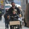 Naomi Watts et son mari Liev Schreiber font une promenade en vélo avec leurs fils Alexander et Samuel. NewYork, le 12 octobre 2012.