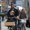 Naomi Watts et son mari Liev Schreiber font une promenade en vélo avec leurs fils Alexander et Samuel. NewYork, le 12 octobre 2012.