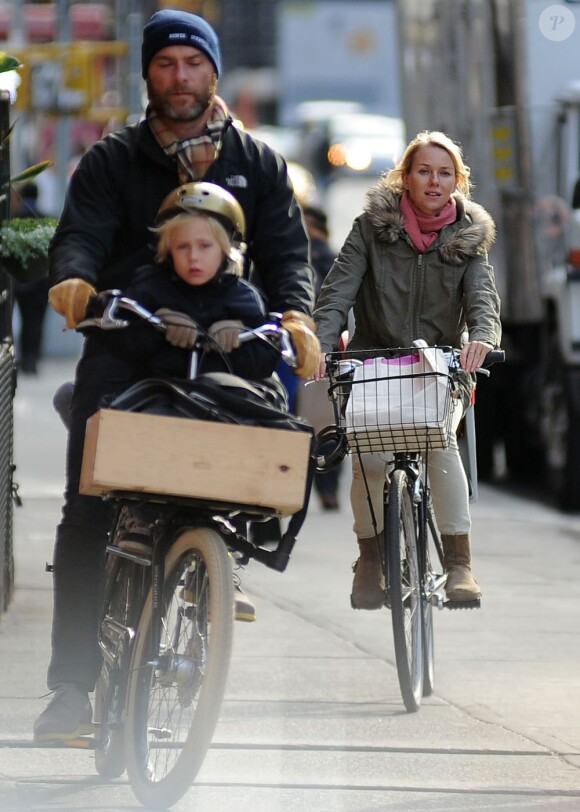 Naomi Watts, Liev Schreiber et leurs fils Samuel et Alexander : ballade en vélo en famille. New York, le 12 octobre 2012.