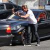 Venu à la rescousse, Gavin Rossdale aide sa femme Gwen Stefani a sortir du parking. Studio City, Los Angeles, le 13 octobre 2012.