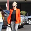 Même pour une sénace shopping en famille, Gwen Stefani affiche un look parfait. Son must have : le it-bag Boy Chanel. Studio City, Los Angeles, le 13 octobre 2012.