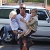Papa musclor, Gavin Rossdale porte ses deux fils de 6 et 4 ans dans ses bras. Studio City, Los Angeles, le 13 octobre 2012.