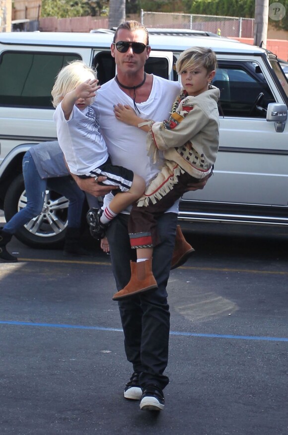 Papa musclor, Gavin Rossdale porte ses deux fils de 6 et 4 ans dans ses bras. Studio City, Los Angeles, le 13 octobre 2012.
