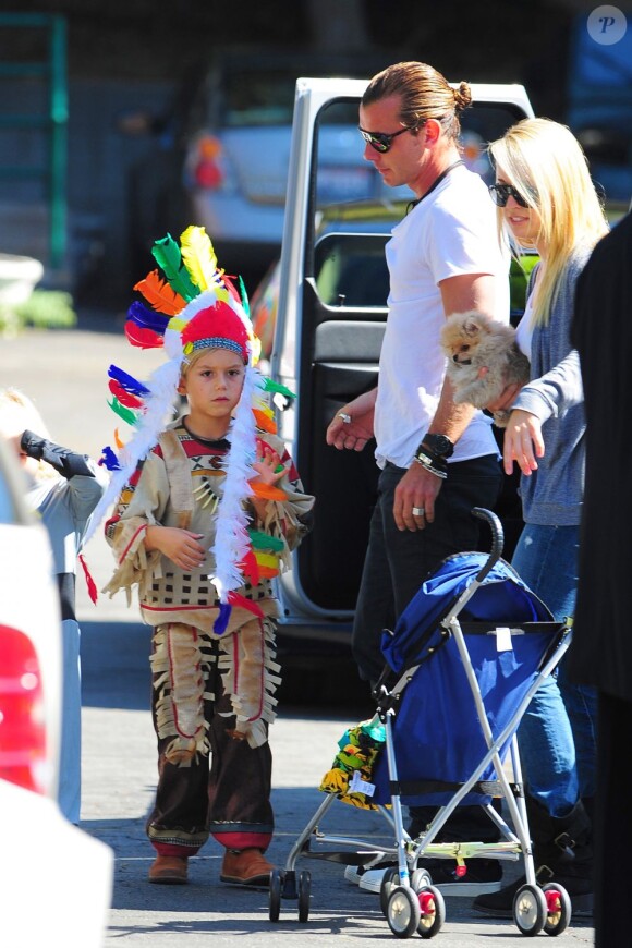 Kingston en costume d'indien, profite d'Halloween avant l'heure avec son père Gavin Rossdale et Gwen Stefani. Los Angeles, le 13 octobre 2012.