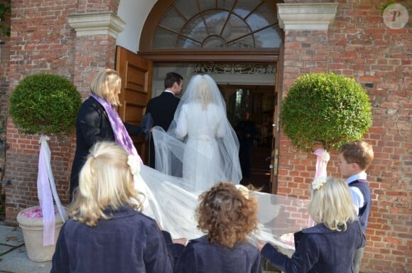 La duchesse Rixa d'Oldenburg, ici à l'entrée de l'église, célébrait samedi 13 octobre 2012 son mariage avec Stephan Sanders, à Hambourg.
