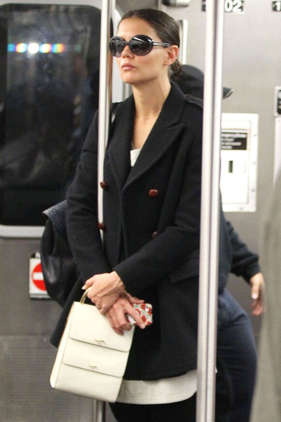 Katie Holmes prend le métro, comme tout le monde... A New York, le 15 octobre 2012