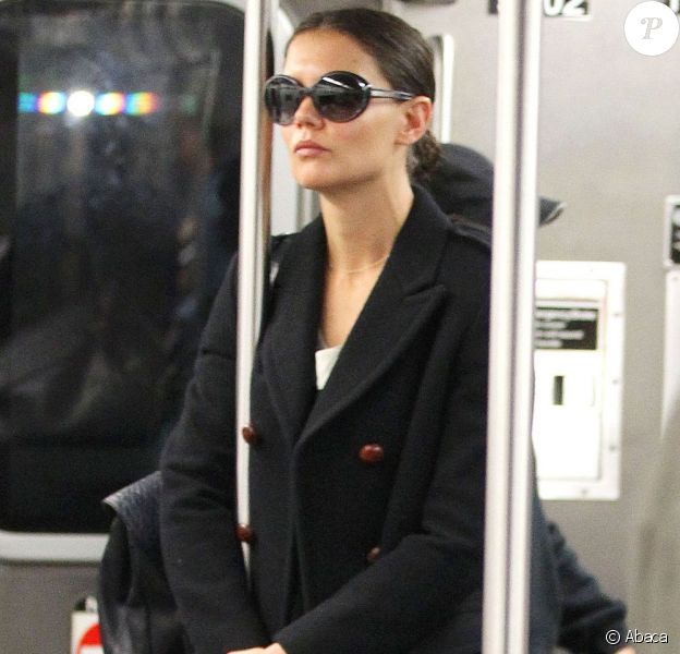 Katie Holmes prend le métro, comme tout le monde... A New York, le 15 octobre 2012