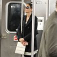 Katie Holmes se fond dans la foule et prend le métro à New York, le 15 octobre 2012