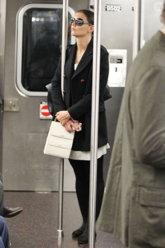 Katie Holmes se fond dans la foule et prend le métro à New York, le 15 octobre 2012