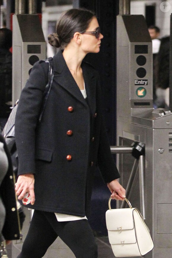 Katie Holmes prend le métro et tente de passer incognito à New York, le 15 octobre 2012