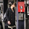 La discrète Katie Holmes prend le métro, comme tout le monde... A New York, le 15 octobre 2012