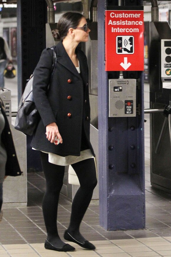 La discrète Katie Holmes prend le métro, comme tout le monde... A New York, le 15 octobre 2012