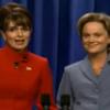 Le fameux sketch pour le Saturday Night Live avec Tina Fey et Amy Poehler, respectivement en Sarah Palin et Hillary Clinton