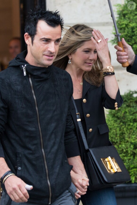 Jennifer Aniston et Justin Theroux plus amoureux que jamais quittent l'hôtel Ritz à Paris le 14 juin 2012.