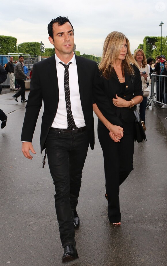 Jennifer Aniston et Justin Theroux vont dîner à la Tour Eiffel le 13 juin 2012 à Paris.