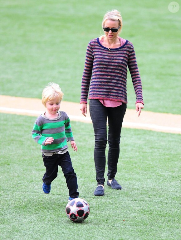Naomi Watts et Liev Schreiber jouent au foot avec leur fils Samuel à New York, le 17 octobre 2012.