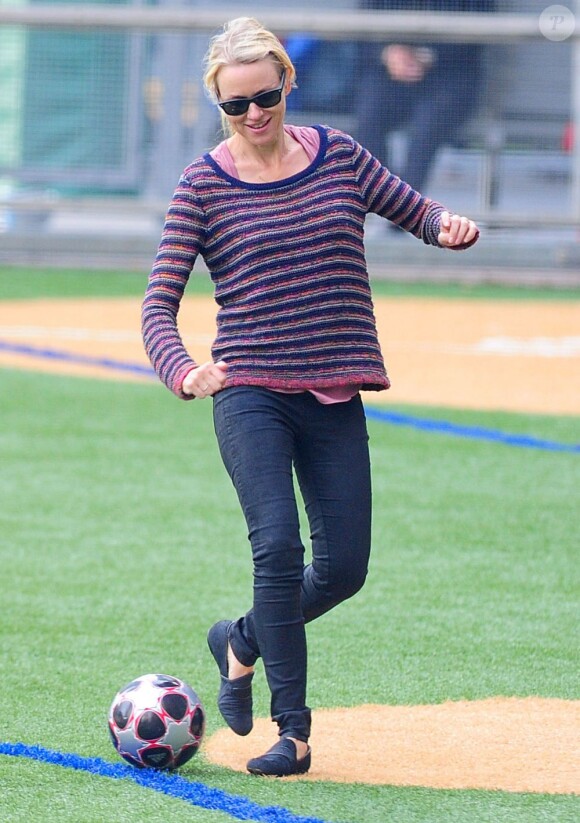 Naomi Watts joue au foot avec son fils Samuel à New York, le 17 octobre 2012.