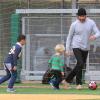Liev Schreiber joue au foot avec leur fils Samuel à New York, le 17 octobre 2012.