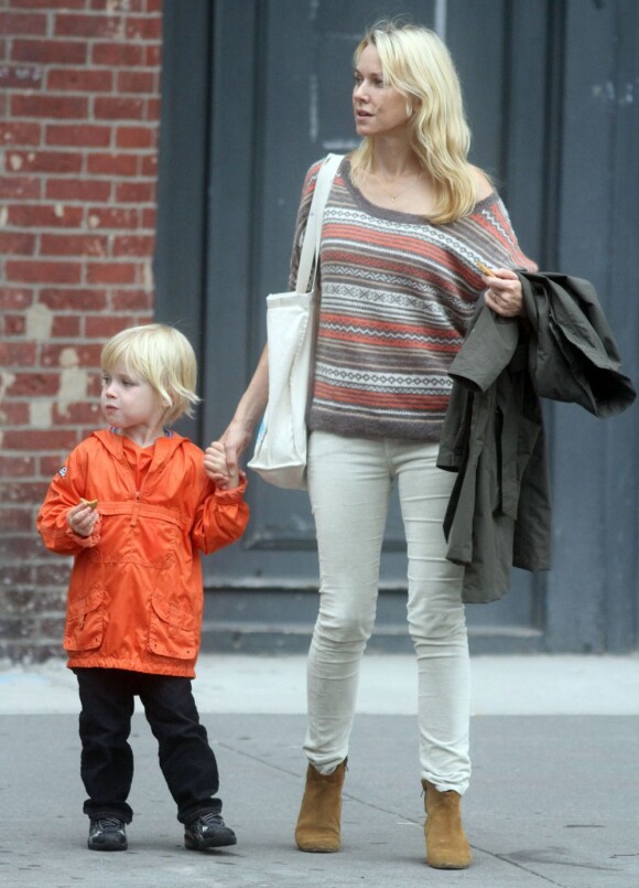 Naomi Watts et son fils Samuel dans les rues de New York le 15 octobre 2012.