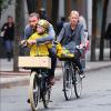 Liev Schreiber et Naomi Watts font du vélo avec leurs enfants Samuel et Alexander dans les rues de New York le 10 octobre 2012.