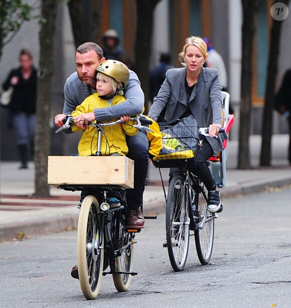 Liev Schreiber et Naomi Watts font du vélo avec leurs enfants Samuel et Alexander dans les rues de New York le 10 octobre 2012.
