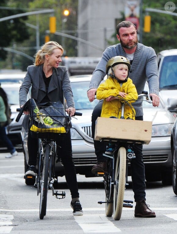 Liev Schreiber et sa femme Naomi Watts font du vélo avec leurs enfants Samuel et Alexander à New York le 10 octobre 2012.