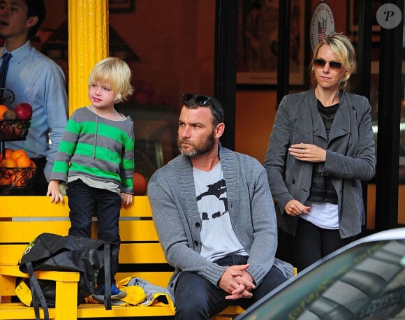 Liev Schreiber et Naomi Watts et leurs enfants Samuel et Alexander dans les rues de New York le 10 octobre 2012.