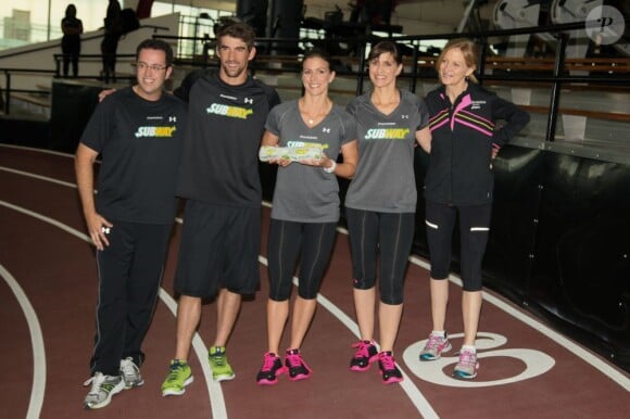 Jared Fogle, Michael Phelps, Whitney Phelps, Hilary Phelps and Mary Wittenberg lors du Subway Official Training Restaurant of the Phelps Family au Sport Center situé au Chelsea Piers de New York le 15 octobre 2012