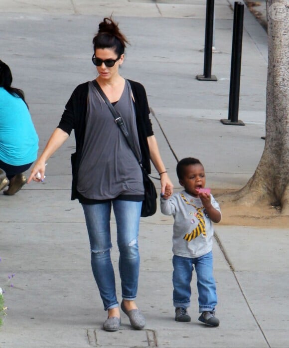 Sandra Bullock et son fils adoptif Louis à Los Angeles le 18 octobre 2012.