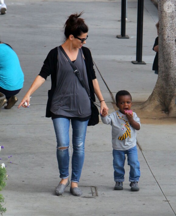 Sandra Bullock et son charmant fils adoptif Louis à Los Angeles le 18 octobre 2012.