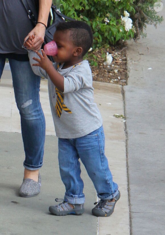 Sandra Bullock et son adorable fils adoptif Louis à Los Angeles le 18 octobre 2012.