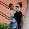 Sandra Bullock et son fils adoptif Louis, 2 ans, à Los Angeles le 18 octobre 2012.