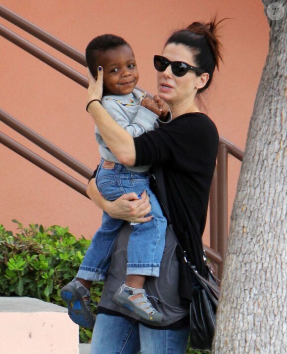 Sandra Bullock et son fils adoptif Louis, 2 ans, à Los Angeles le 18 octobre 2012.