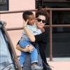 Sandra Bullock et son petit garçon Louis à Los Angeles le 18 octobre 2012.