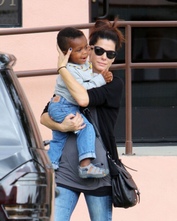 Sandra Bullock et son petit garçon Louis à Los Angeles le 18 octobre 2012.
