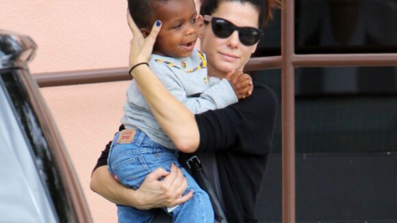 Sandra Bullock maman poule avec son adorable fils Louis Bardo